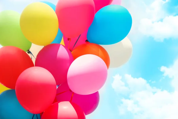 Globos multicolores en el cielo — Foto de Stock