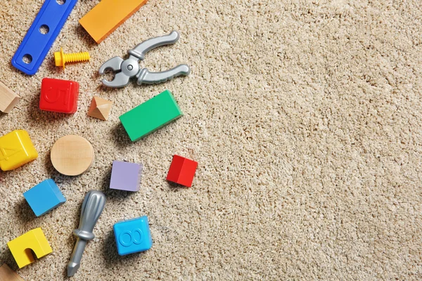 Детские игрушки на ковре — стоковое фото