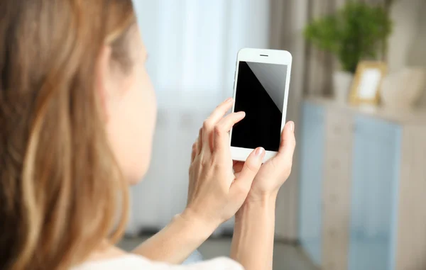 Mulher segurando smartphone — Fotografia de Stock