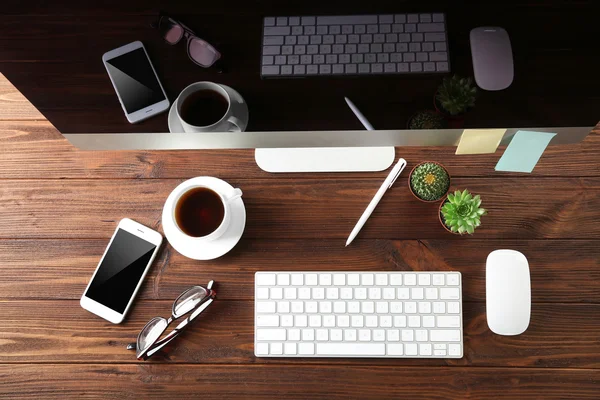 Posto di lavoro moderno con tazza di caffè — Foto Stock