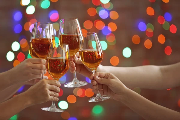 Female hands clinking glases with white wine — Stock Photo, Image