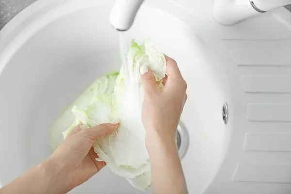 Ženské ruce umýt zelí — Stock fotografie