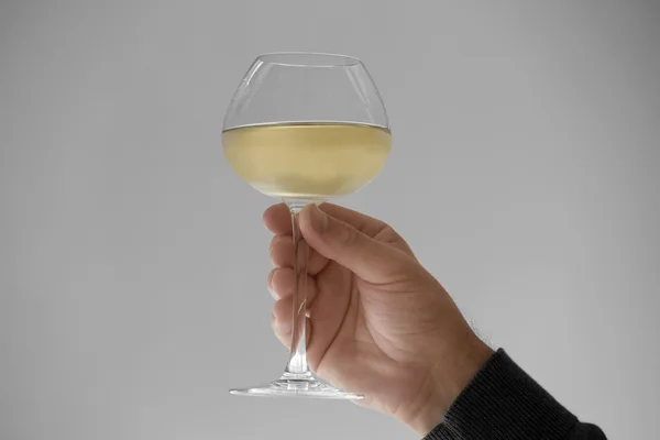 Mano con copa de vino blanco — Foto de Stock