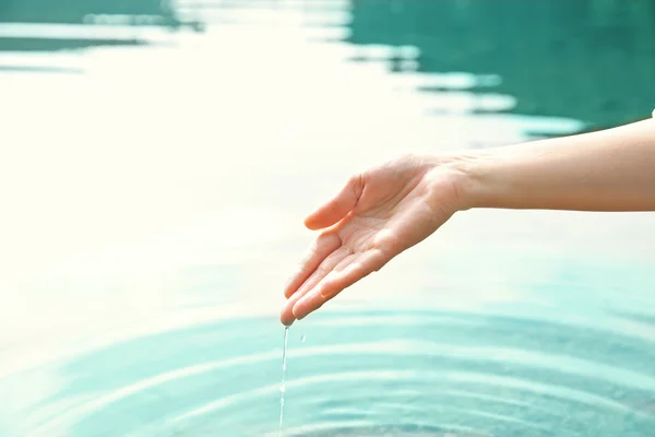 Vrouw stromende water — Stockfoto