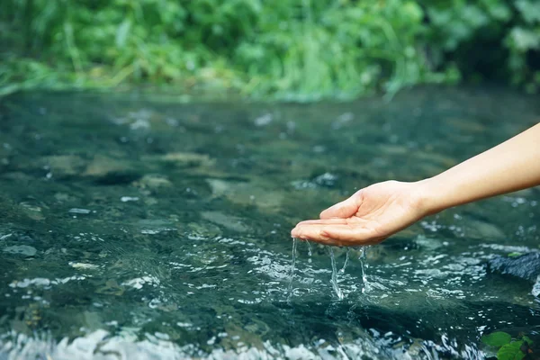 Vrouw stromende water — Stockfoto