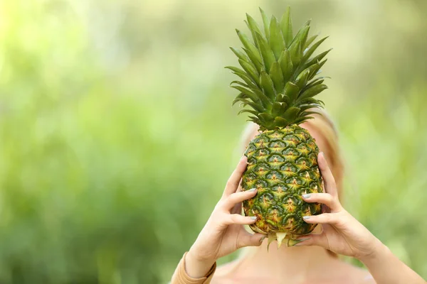 Frau mit Ananas im Arm — Stockfoto