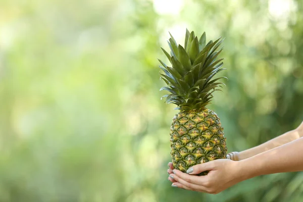 Frau mit Ananas im Arm — Stockfoto