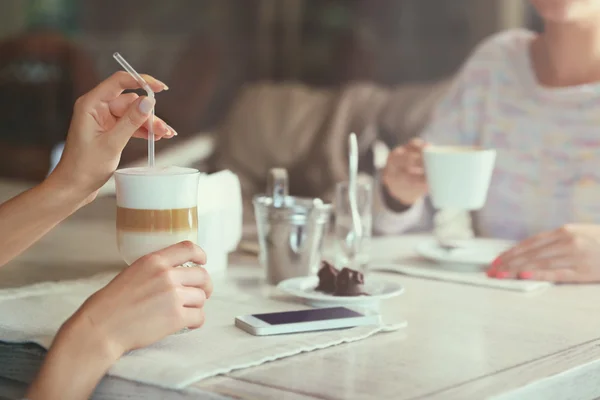 Saman latte bardak içinde tutan eller kadın — Stok fotoğraf