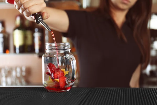 Woman hands making cocktail — Stock Photo, Image