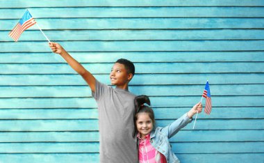 Amerikan bayrakları ile küçük kız ve erkek