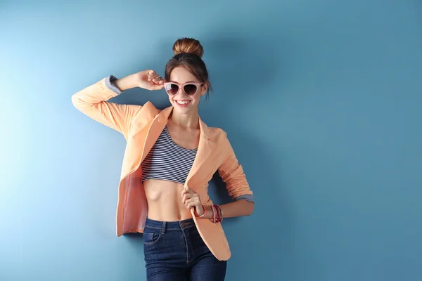 Hermosa chica en el fondo —  Fotos de Stock