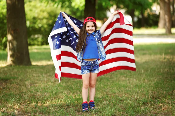 미국 국기와 작은 여자 — 스톡 사진