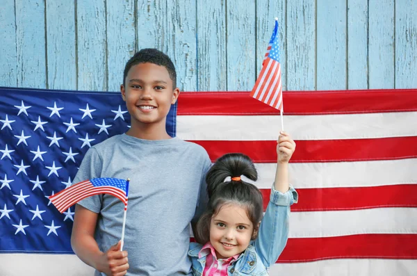 Amerikan bayrakları ile küçük kız ve erkek — Stok fotoğraf