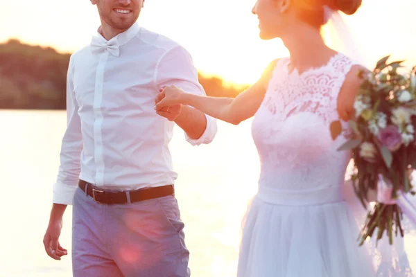 Sposo e sposa sullo sfondo del tramonto — Foto Stock