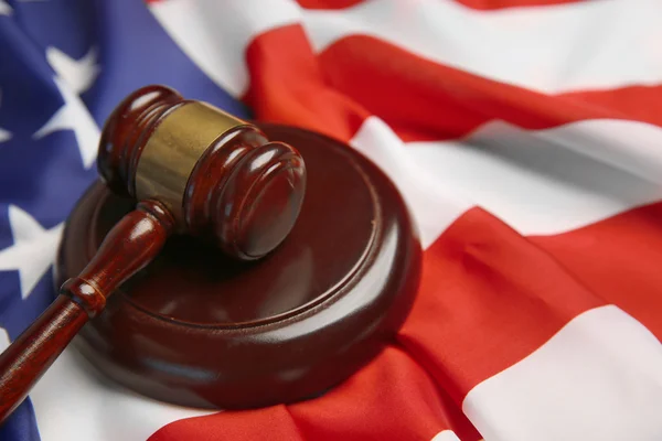 Martelo de juiz na bandeira americana — Fotografia de Stock