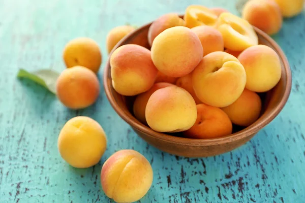 Fresh juicy apricots in bowl — Stock Photo, Image