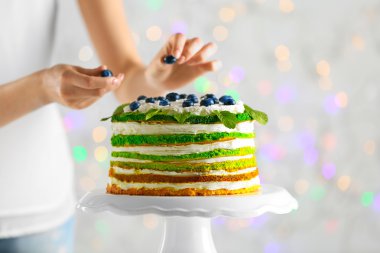 Lezzetli pastayı süsleyen kadın