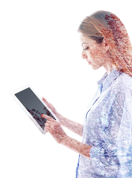 Mujer con camisa azul usando tableta —  Fotos de Stock