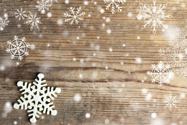 Kış kar tanesi üzerinde ahşap ile — Stok fotoğraf