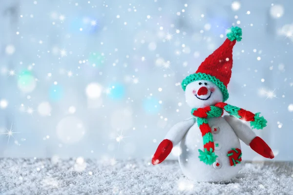 Schattige sneeuwpop op Kerstmis — Stockfoto