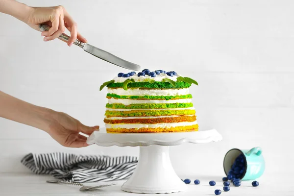 Kadın kesme lezzetli pasta — Stok fotoğraf