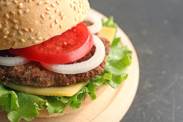 Großer leckerer Hamburger — Stockfoto