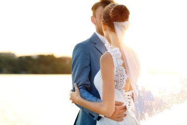 Damat ve gelin sarılma, açık