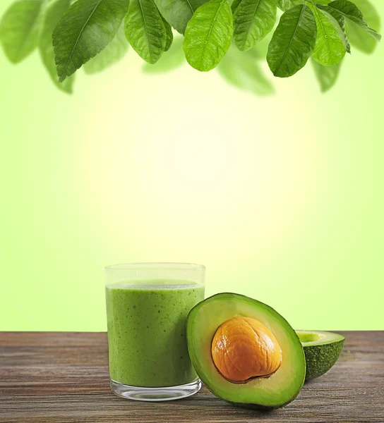 Склянка свіжого коктейлю з авокадо — стокове фото
