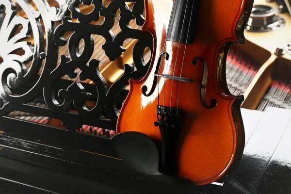 Geige auf dem Klavier liegend, Nahaufnahme — Stockfoto