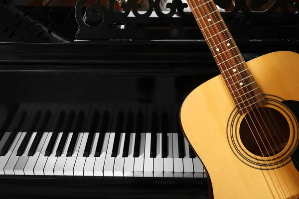 Guitarra con piano, de cerca —  Fotos de Stock