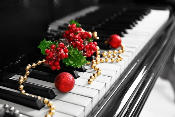 Juldekoration på pianotangenter — Stockfoto