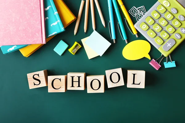 Papelaria colorida e palavra SCHOOL — Fotografia de Stock