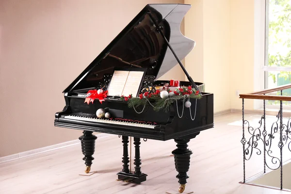 Piano com decoração de Natal — Fotografia de Stock