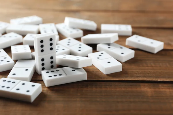 Sterty Domino na stole — Zdjęcie stockowe