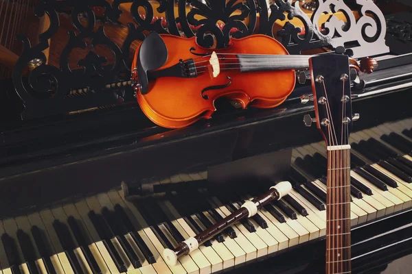 Flöjt, violin och gitarr halsen på piano — Stockfoto