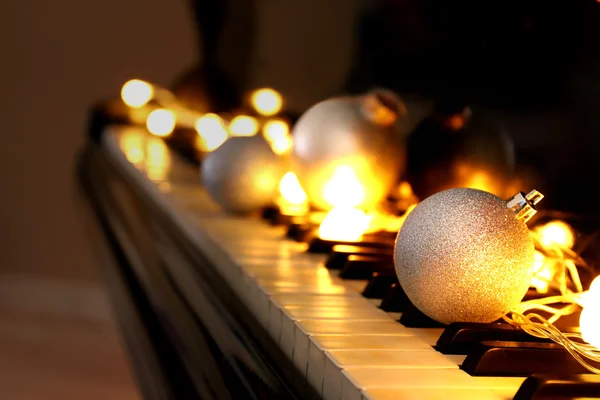 Klucze fortepianowe z dekoracjami świątecznymi — Zdjęcie stockowe