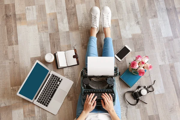 Woman working with typewriter — Stock Photo, Image