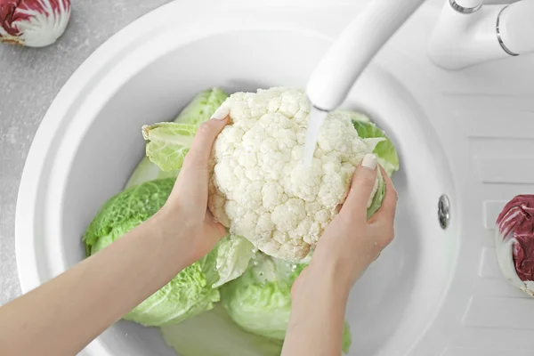Female hands wash cabbage — Stock Photo, Image