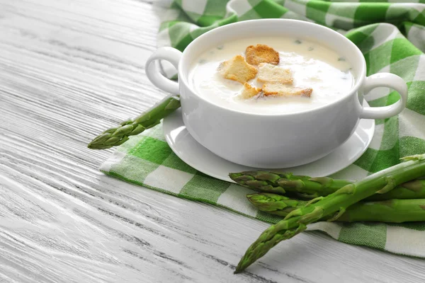 Asparagus soup with crackers — Stock Photo, Image