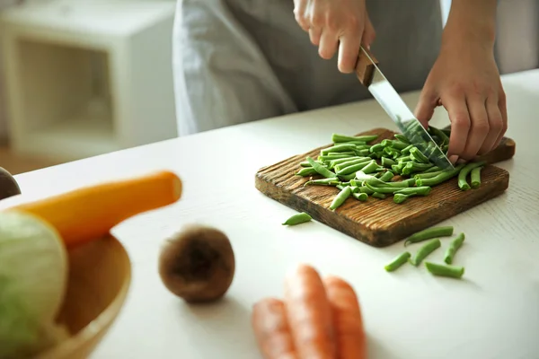 Femme coupant des légumes — Photo