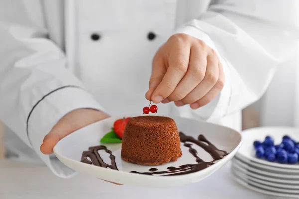 Chef decorando fondant chocolate — Foto de Stock