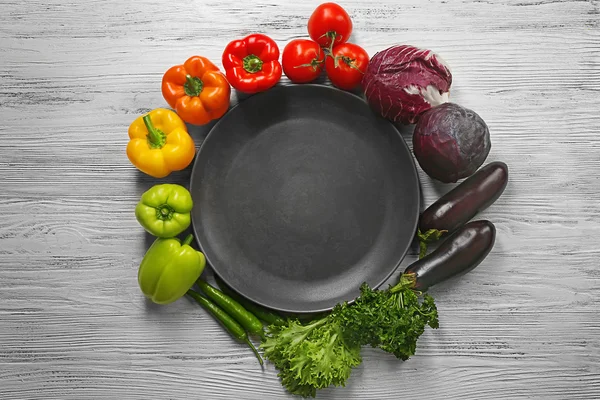 Conjunto de verduras alrededor del plato — Foto de Stock