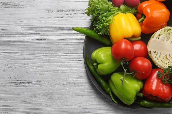 Différents légumes en assiette — Photo