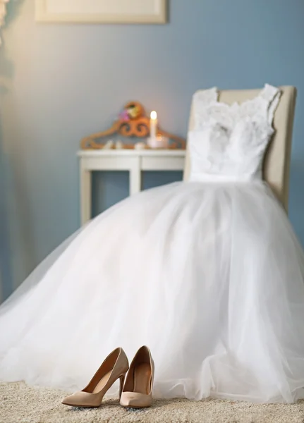 Shoes and wedding dress — Stock Photo, Image