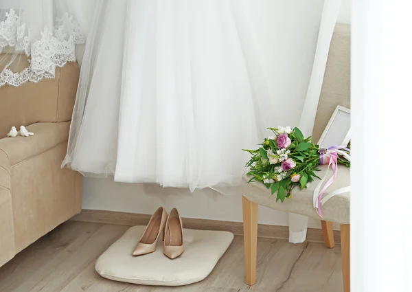 Brudklänning med skor och blommor — Stockfoto