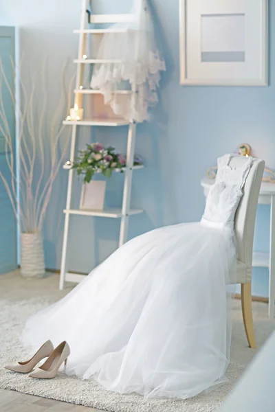 Schoenen en bruiloft jurk — Stockfoto
