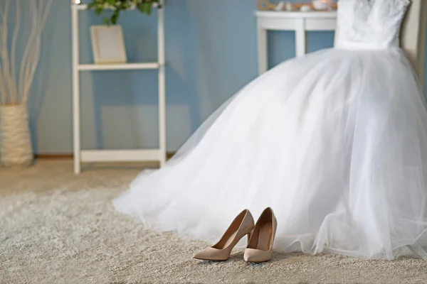 Schuhe und Brautkleid — Stockfoto