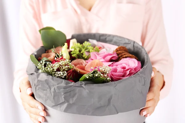 Подарункова коробка з квітами — стокове фото