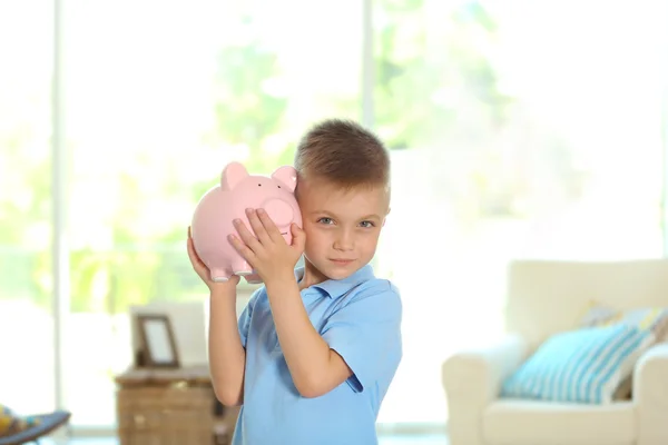 Junge mit Sparschwein — Stockfoto