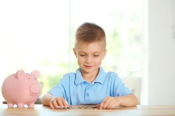 Jongen met spaarvarken — Stockfoto